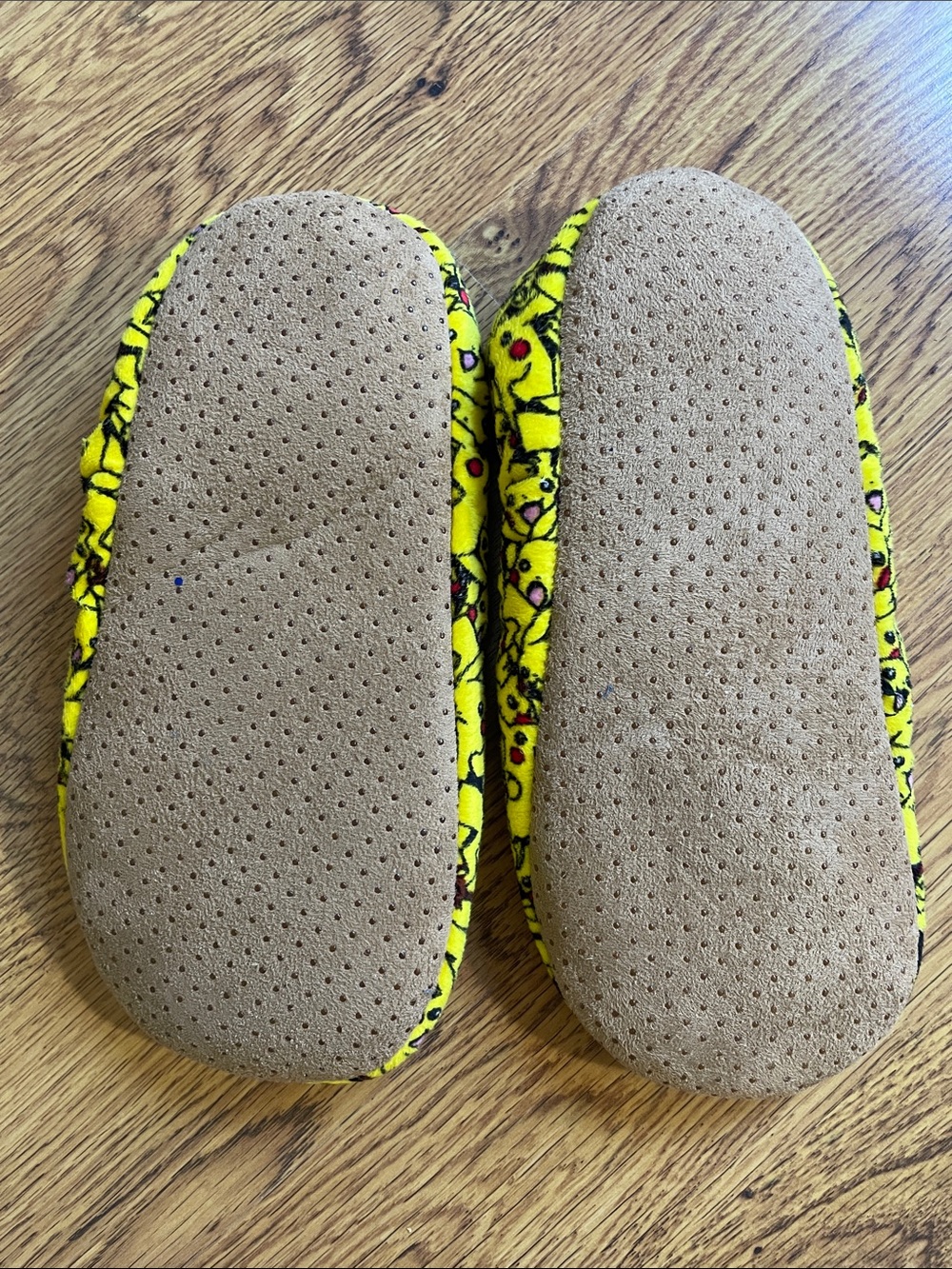 Pikachu Slippers - Picture 4 of 7